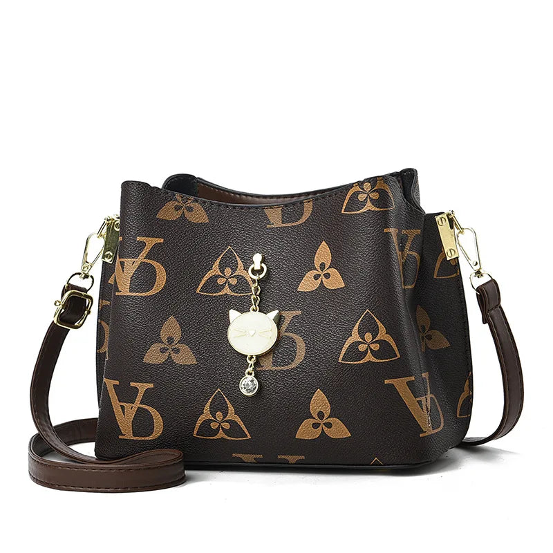 Bolsa Love em couro estampada