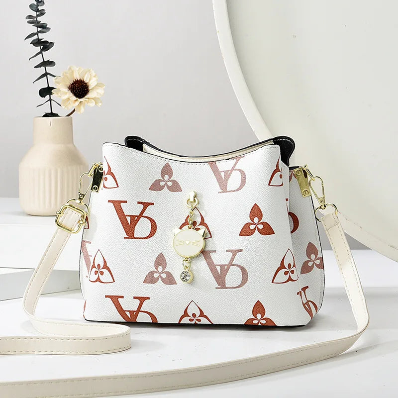 Bolsa Love em couro estampada