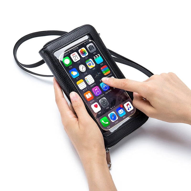 Imagem de duas mãos segurando uma Bolsa de Ombro para Celular enquanto interagem com o celular através do visor sensível ao toque na parte traseira. A bolsa permite o uso do celular sem precisar removê-lo, destacando sua praticidade e funcionalidade