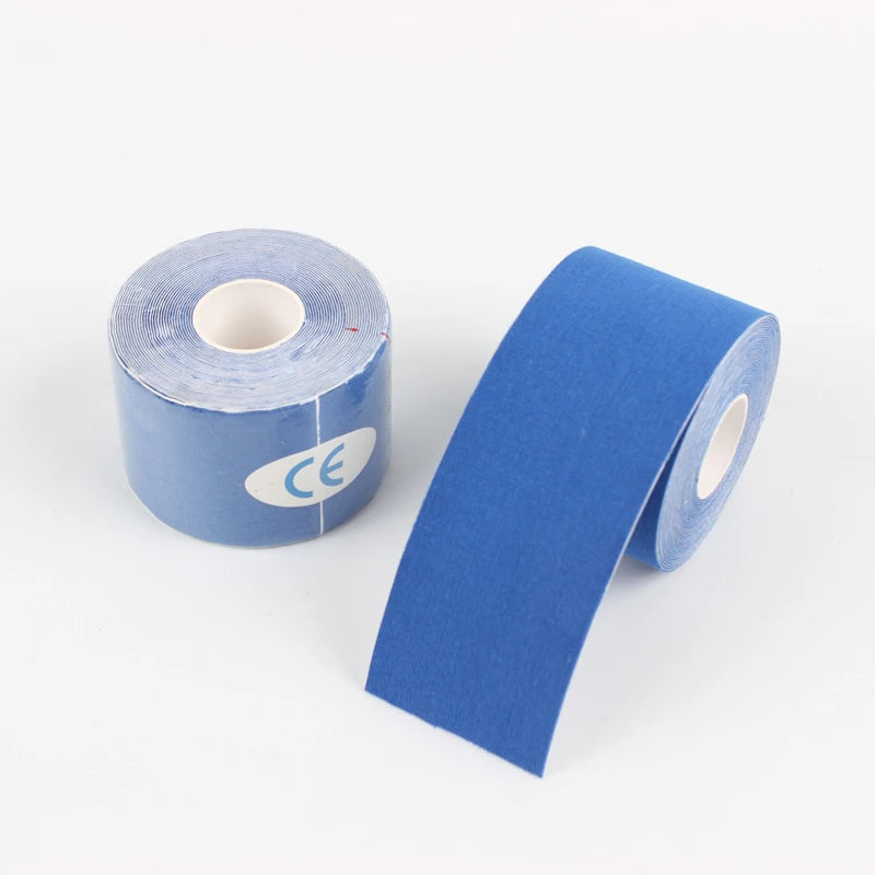 Variedade de larguras da Fita Kinesio FlexiSport disponíveis: 2,5 cm, 5 cm, 7,5 cm e 10 cm, adaptáveis a diversas áreas do corpo. Fita Kinesio  Cor Azul escuro.