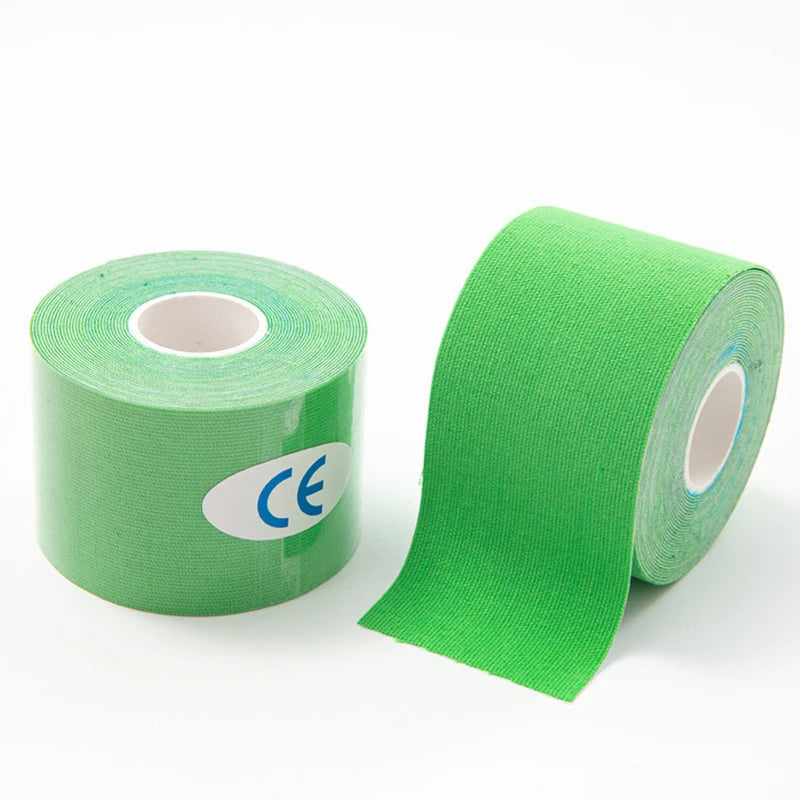 Variedade de larguras da Fita Kinesio FlexiSport disponíveis: 2,5 cm, 5 cm, 7,5 cm e 10 cm, adaptáveis a diversas áreas do corpo. Fita Kinesio  Cor Verde.