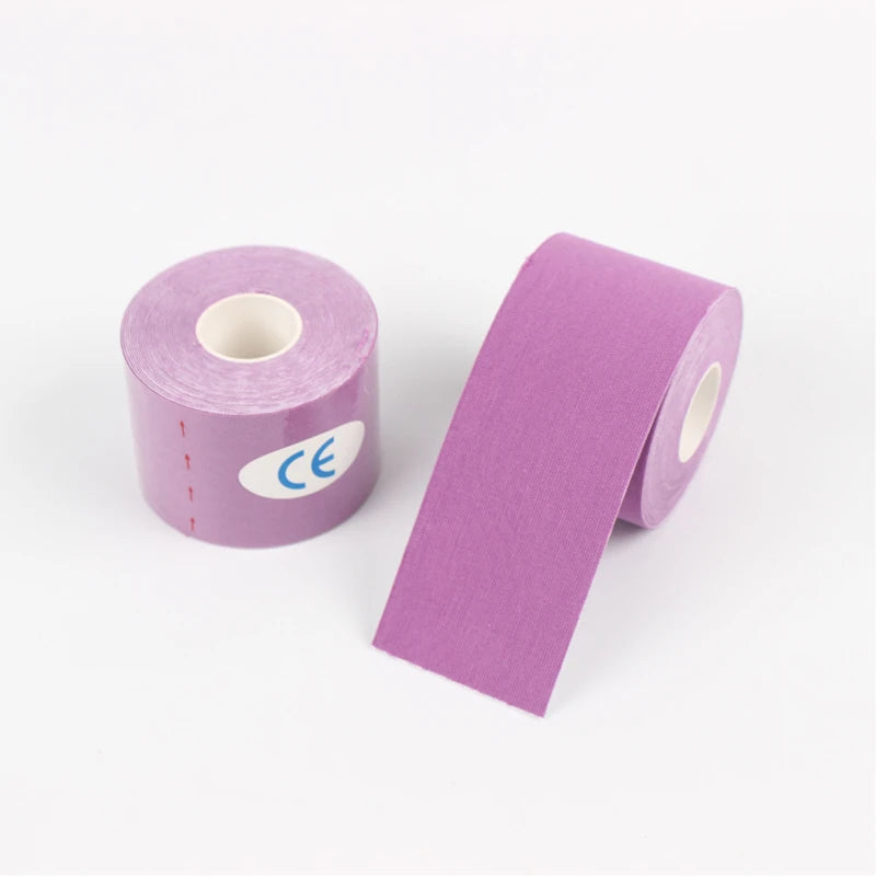 Variedade de larguras da Fita Kinesio FlexiSport disponíveis: 2,5 cm, 5 cm, 7,5 cm e 10 cm, adaptáveis a diversas áreas do corpo. Fita Kinesio  Cor roxo