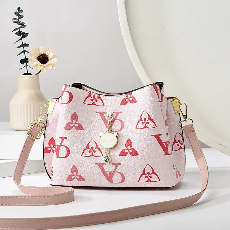 Bolsa Love em couro estampada